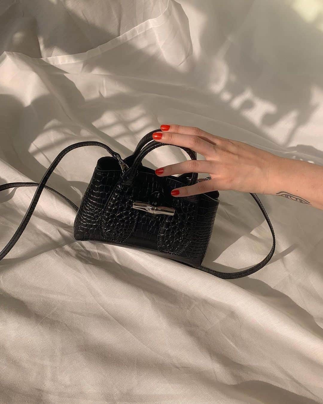 Longchampのインスタグラム：「"Who says your best friend can't be a bag? @ell4d hanging out with the #LongchampRoseau.   #LongchampTresParis  #Longchamp」