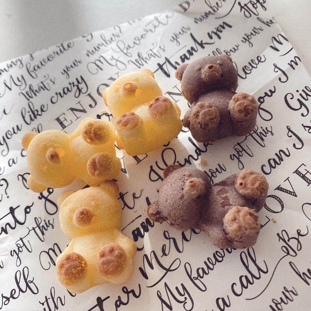 こまけいこのインスタグラム：「わらわら🧸🧸🧸  いつかの米粉パンケーキの残りで作ったプチパンケーキ。  米粉ミックス 卵 牛乳 カカオパウダー  シリコン型が小さくて6個しかできないので、何度か焼かなきゃいけないのが面倒だった。 耳の端までタネを入れて、全体的に入れすぎないのがポイント。  シリコン型は焼き目が部分的につきやすいので、なんか足と鼻だけ色ついた。  余らないように保存容器に詰め詰めにして実家に持って行きました。 チョコパイ クマパンケーキ トマトバジルクッキー  #なんちゃってクッキーボックス　#キッチリ入ると気持ちいい　#一瞬で無くなってた　#おしゃれな容器はない　#100均  #米粉パンケーキ」