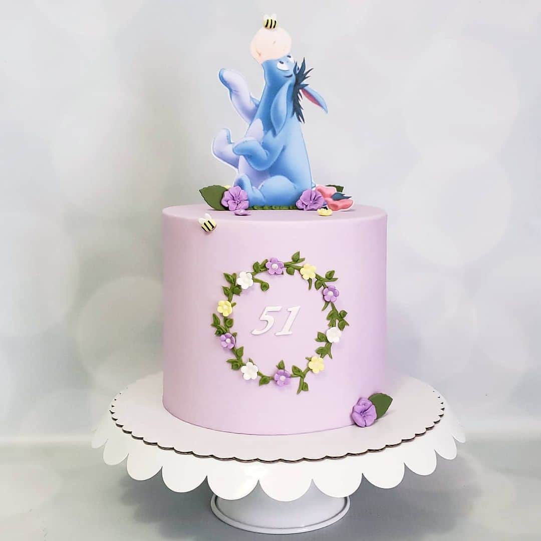 Honey Bee Cakesのインスタグラム：「Eeyore Cake Topper by @_paperprettiesbyili_」