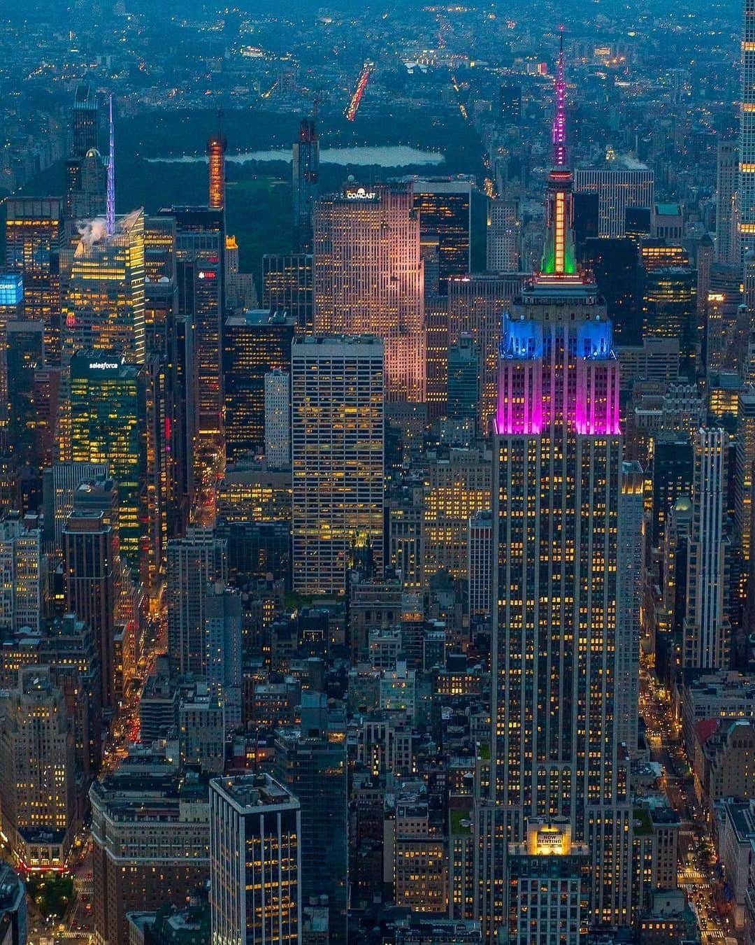 Empire State Buildingのインスタグラム：「How to make a wedding even more memorable: say “I do” over a thousand ft in the air. 😍    TAP BIO LINK & ENTER TO WIN the dream wedding package atop our tower with @iHeartRadio, including @langhamnyc hotel stay, 2-day @mohonkmountainhouse honeymoon & so much more!!    📷: @jkhordi #EmpireStateBuilding」
