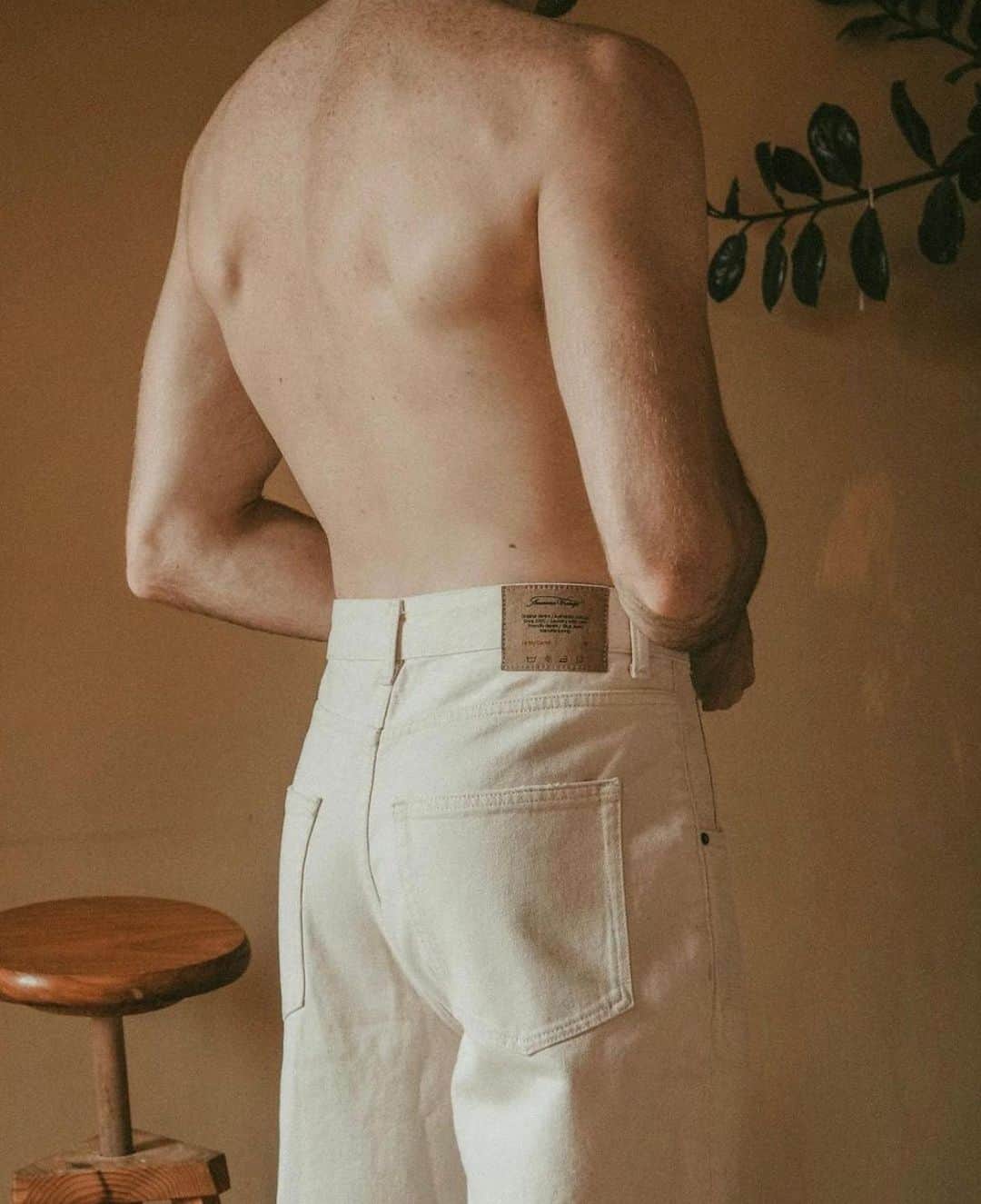 アメリカンビンテージのインスタグラム：「Need a new denim in your wardrobe, like @javi_rico choose our Snopdog jeans! 🤍 . #americanvintage #americanvintagewomen #womenswear #fashion」
