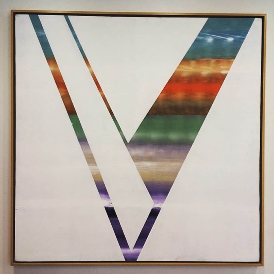 スウィズ・ビーツのインスタグラム：「Wow I just noticed I painted the V in 2015 way before the name #Verzuz 👀 Blessings on this tues .....」
