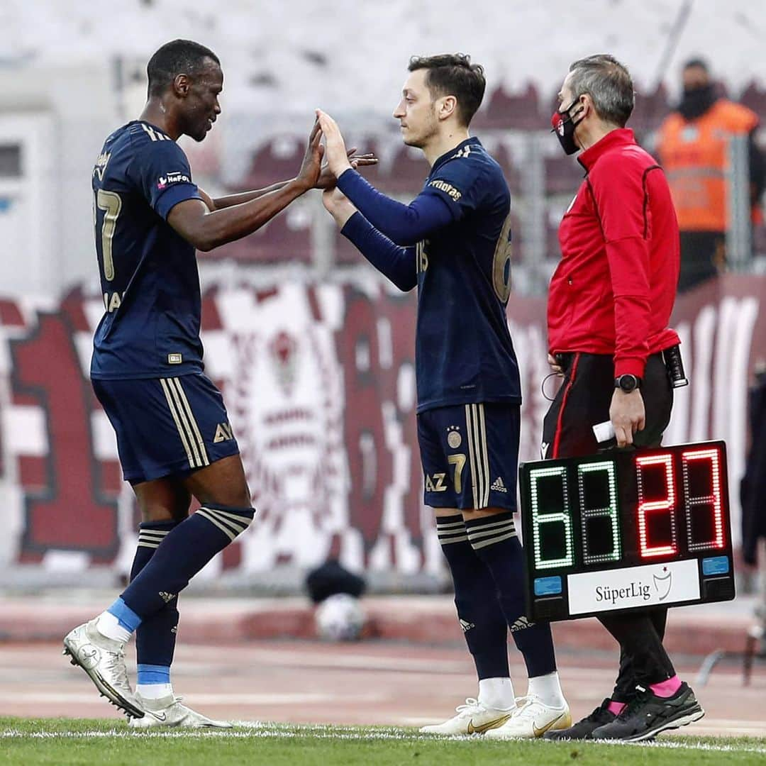 メスト・エジルさんのインスタグラム写真 - (メスト・エジルInstagram)「Çocukluk hayaliydi, gerçek oldu... 🤲🏼💛💙 // when your childhood dream becomes reality... 🤲🏼💛💙 #alhamdulillah #firstmatch #firstwin @Fenerbahce」2月3日 3時30分 - m10_official