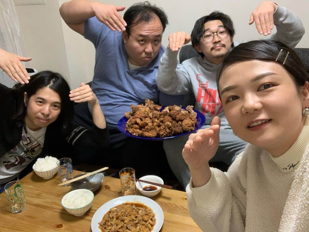 のインスタグラム：「﻿ ﻿ ダブルアートの真べぇさんのお店﻿ #こっちこっち〜﻿ のからあげさんを送って頂きました🍖﻿ 東京でおうちでみんなで食べられる日が来るとは)^o^(﻿ 幸せです👩‍👩‍👦‍👦﻿ 盛り付けの際に野菜を添えたかったのですが、ピザに怒られてしまうのでやめておきました😌✌︎﻿ おうちでサクサクのからあげ食べられて元気出ました🥺🥺🥺﻿ プレーン、カレー、梅カツオ、にんにくみその4種類の味です（＾ν＾）④✌︎」