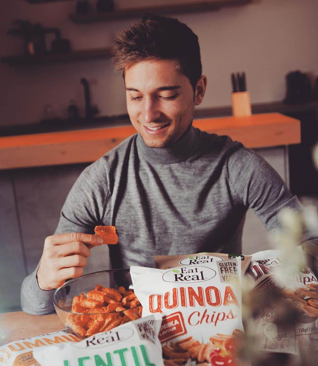 モリッツ・ライトナーさんのインスタグラム写真 - (モリッツ・ライトナーInstagram)「I call it happy time. Enjoying some @eat.real__ Chips. Try them and tell me your favorite flavor. I go for Hummus tomato&basil and lentil sea salt 🤤#soulfood #healthyfood #snack #chips #glutenfree #vegan #sugarfree #foodporn #organic #happy #life #enjoy #foodie #foodblogger #foodlover #healthylifestyle #instagood #eatreal #yummy #snacktime #munich #favorite #happiness #share #love」2月3日 3時41分 - moleitner5