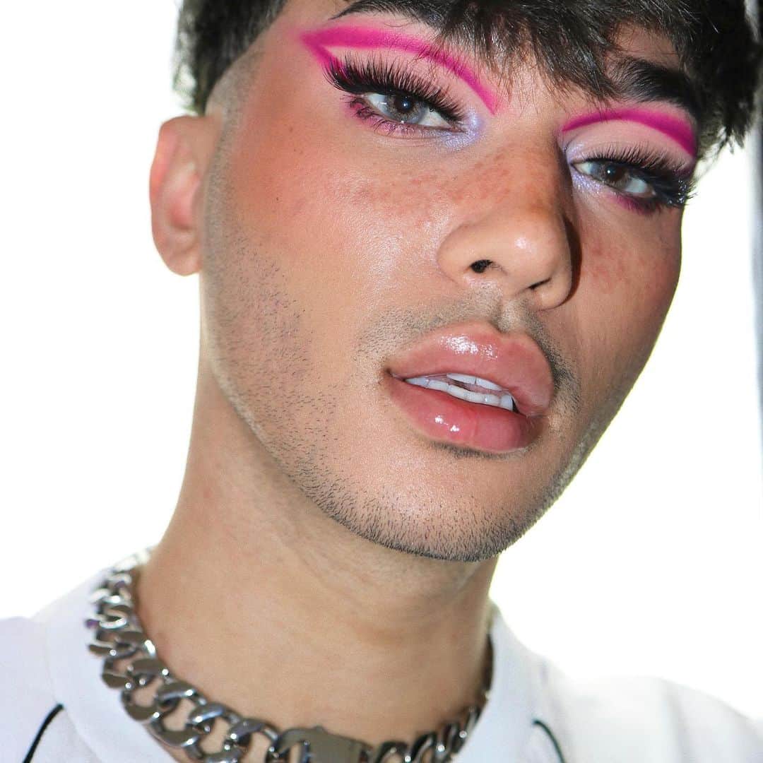 BH Cosmeticsのインスタグラム：「💎  GemSquad alert 💎  @xreyymua reps his birthday month and his fave Amethyst for February traits by being Humble, Clever AF and a Daredevil 😈    #bhbirthstones #bhcosmetics」