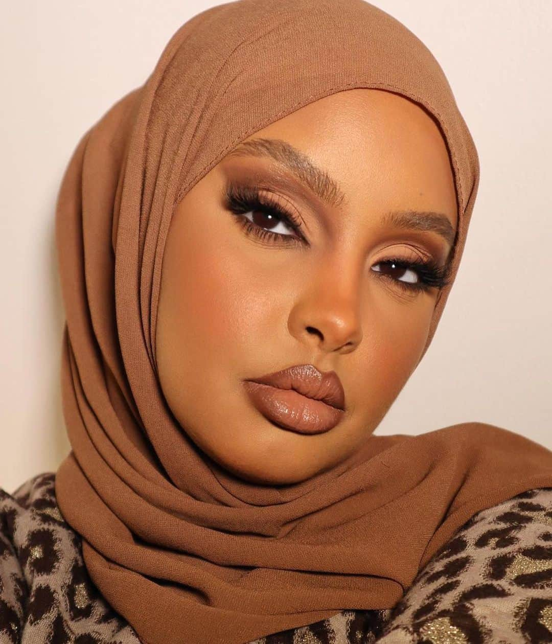 Huda Kattanさんのインスタグラム写真 - (Huda KattanInstagram)「Happy World Hijab Day my loves!!🧕❤️❤️❤️ Which glam would you love to recreate? They are all so stunning 🤩#repost @hanihanss @beautybyyasi @jasmineegal @makeupbysamiraa @itsnoorwaris ✨ #worldhijabday #hudabeauty」2月3日 3時48分 - hudabeauty