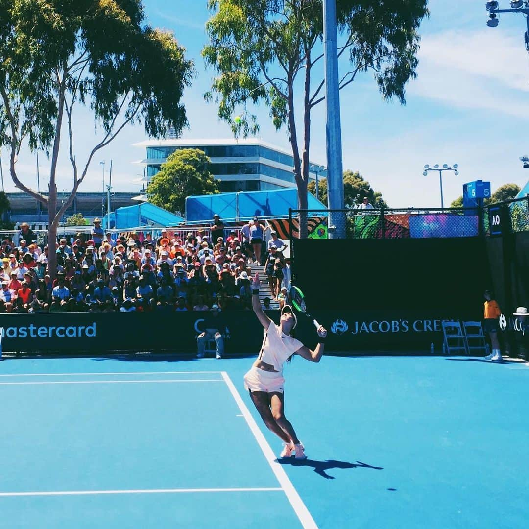 ローラ・ロブソンのインスタグラム：「Missing tennis, Australia, family, my pets, a social life and sun. How bout you? Not sure who took this pic - lemme know so I can tag!」