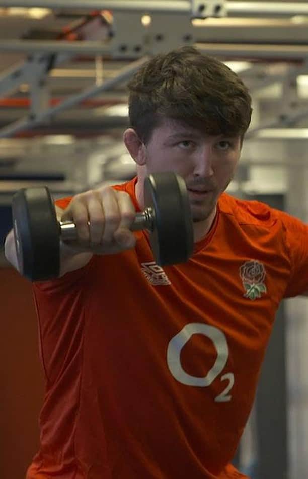 ラグビーイングランド代表のインスタグラム：「𝑰𝑻'𝑺 𝑩𝑨𝑪𝑲 🙌  Go into camp with the England squad as preparations begin for the #GuinnessSixNations, see how the new faces have been settling in and find out how they have adjusted to COVID regulations 🏉  #WearTheRose @o2sports」