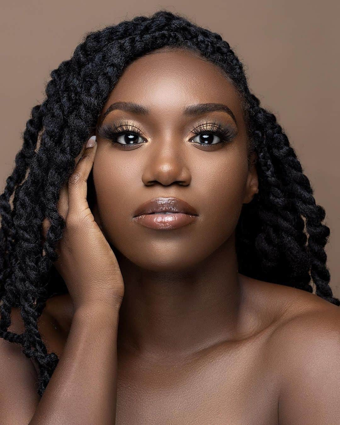 カミカ・ビンガムのインスタグラム：「Meet My Melanin ✨  I remember seeing my skin colour only as a limitation. I remember when I struggled to see the beauty of my melanated skin. I remember being so frustrated because it felt like society didn’t include people who looked like me on the beauty spectrum. I remember being rejected from a magazine cover for “not fitting the look”. I remember not feeling seen.   God always uses everything for good and He purposely put this on my heart and united me with an amazing friend and co-founder to start this brand. We want to have meaningful conversations on racial inclusion, inspire each other, heal together and allow us to be seen, heard and known. @meetmymelanin #blackhistorymonth   Supporting Black-owned Businesses:  📷: @kpmediaworks  🎥: @cchris99  💄: @neosbeauty」