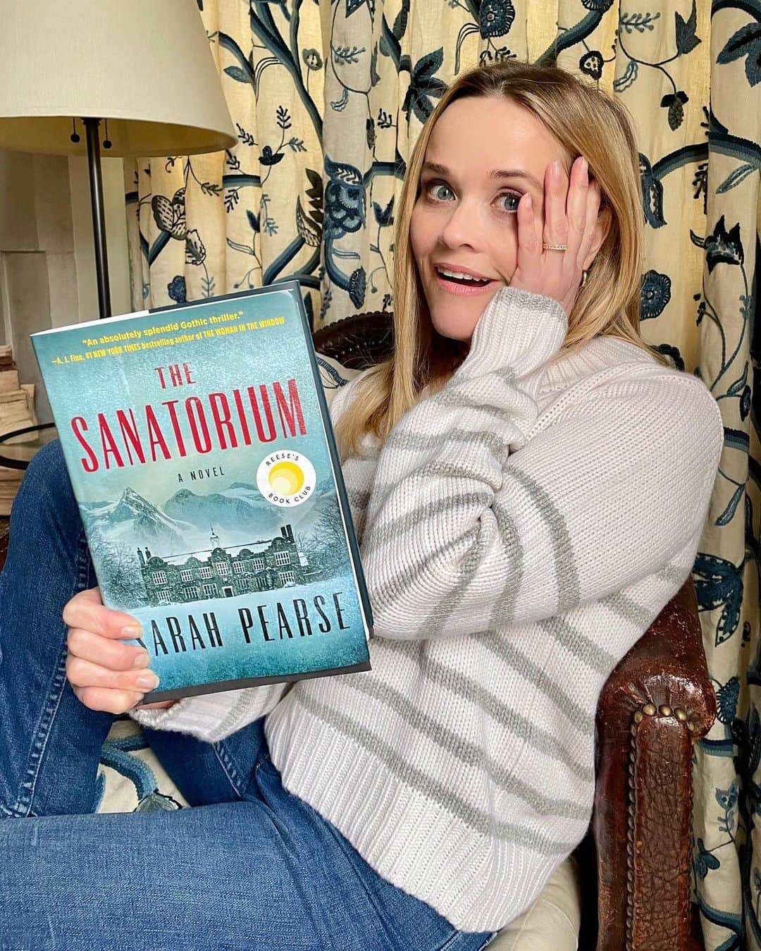 リース・ウィザースプーンのインスタグラム：「Want to hear something scary? This month’s @ReesesBookClub pick is CHILLING! The Sanatorium by @sarahpearseauthor is an eerie, atmospheric novel that had me completely on the edge of my seat. Let’s set the mood.... You’re in a remote location—at a hotel—and there’s a snowstorm. The winds are howling, the snow is pelting in every direction, there’s a missing person, and a dead body shows up....! 😱 For all the unforeseen twists and turn, pick up a copy of this who-done-it and follow along at #reesesbookclub!」