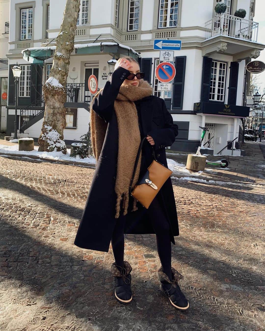 レオニー・ハンネさんのインスタグラム写真 - (レオニー・ハンネInstagram)「Stole the Mister‘s coat & scarf 🖤 Anzeige/Tag The bag & shoes are mine - But sharing is caring 🤓 #proenzaschouler #louisvuitton」2月3日 4時05分 - leoniehanne