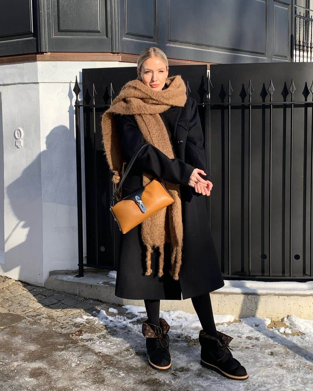 レオニー・ハンネさんのインスタグラム写真 - (レオニー・ハンネInstagram)「Stole the Mister‘s coat & scarf 🖤 Anzeige/Tag The bag & shoes are mine - But sharing is caring 🤓 #proenzaschouler #louisvuitton」2月3日 4時05分 - leoniehanne