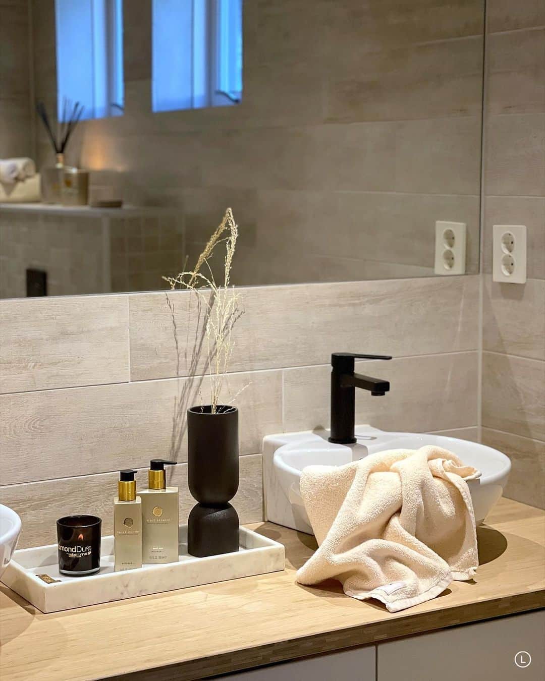 Inger-Lise Lillerovdeのインスタグラム：「Duse, naturlige toner på badet er og blir en favoritt 🤍 Men synes det gjør seg med en liten kontrast! Ønsker deg en herlig fin kveld 😘 _______________________________________ #baderom #badetomsdrsign #bathroom #bathroomdesign #interiør #interiors #interiör badrum #inredning #inredningsdetaljer #hem_inspiration」