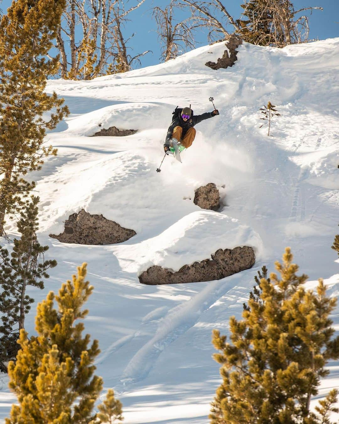 マウンテンハードウェアのインスタグラム：「An adaptable mindset is one tool for managing the hazards and risks involved in ski areas, sidecountry, and backcountry. Learn from @jhmtnguides on how and why your mindset needs to be adjusted in different settings. (Link in bio.) Photo: @cbezphotos.」