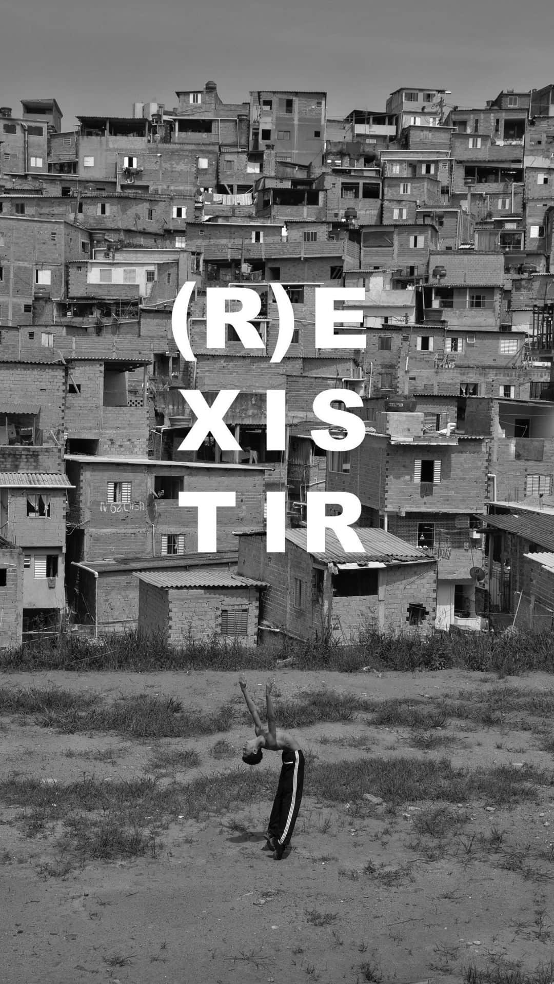グレイシー・カルヴァルホのインスタグラム：「Com este filme, concluo (por hora) o projeto (R)EXISTIR.  O filme é um breve e recorte da realidade em que o país se encontra hoje. Todos os dias, somos asfixiados com episódios contínuos ou recorrentes de alucinações, delírios e desorganização do pensamento.  Enquanto uns deliram, outros sentem na pele o descaso e o abandono. Num momento tão delicado pra todos, fica muito claro que, precisamos nos unir,  nos manifestar, lutar por nossos direitos e, sobretudo, pelos direitos dos mais vulneráveis.   Muito obrigado, @otapacheco , por dividir sua experiência comigo na direção desse trabalho. Formamos uma bela dupla!   Muito obrigado a minha querida e talentosa amiga @marina_delariva_ que prontamente cedeu sua música para mim. Visualizei o roteiro desse filme, do início ao fim, em um um sonho que tive, numa das noites da produção do Mural, que está localizado a Rua da Consolação, esquina com Av. Paulista. Vê-lo ganhar vida, aqui e agora, me emociona muito e me enche de alegria! A música, na voz de Marina, estava também presente, naquele mesmo sonho. Imensa honra e gratidão, amiga querida!   Muito obrigado @vida_de_bailarino - estrela desse filme - por sua entrega e coreografia. Este filme não aconteceria sem você! Muito obrigado @balletparaisopolis pela confiança e ajuda sempre!   E o meu muito obrigado a Secretaria Municipal de Cultura de São Paulo, que me apoiou na realização do Mural, que culminou neste filme! Viva a Cultura!    • Este filme é uma homenagem a todos os Brasileiros que perderam suas vidas em decorrência da Covid-19 até hoje. ————————————————  With this film, I conclude (for now) the project (R) EXISTIR.  The film is a brief resume of the reality in which Brrazil is today.  Every day, we are asphyxiated with continuous or recurring episodes of hallucinations, delusions and disorganized thinking.  While some are delirious, others feel neglect and abandonment on their skin.  In such a delicate moment for everyone, it is very clear that we need to unite, demonstrate, fight for our rights and, above it all, fight for the rights of the most vulnerable ones.   #nownessdance」
