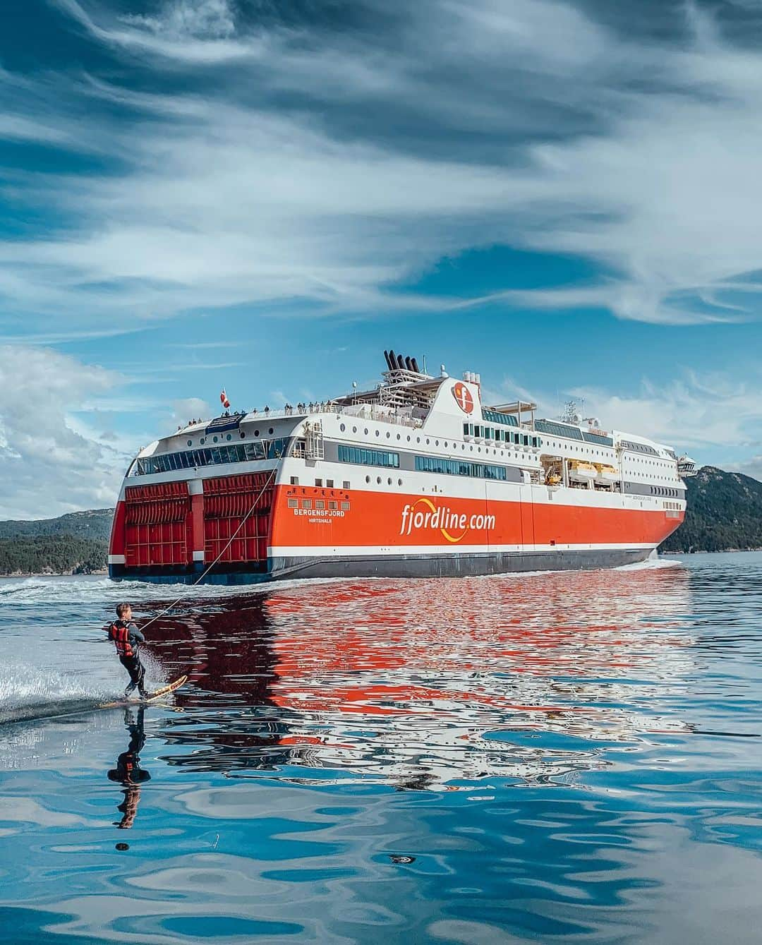 KYGOさんのインスタグラム写真 - (KYGOInstagram)「That one time me and @harald_ronneberg went water skiing behind a cruise ship ⛷」2月3日 4時14分 - kygomusic