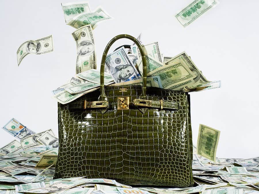 タイラー・シールズのインスタグラム：「Money Birkin from the Indulgence series. I have for year been working on an ongoing series of images with Birkin bags, when I saw this bag in the LA store of @whatgoesaroundnyc I saw this exact image in the blink of an eye, a couple days later there I was shooting it, what’s fun about this shoot is that someone can buy this bag it’s still in the store and still for sale. Before any one asks the money is real and it was really flying took a team of 4 to get the money to fly just right and you can swipe right to see a little video of it.」