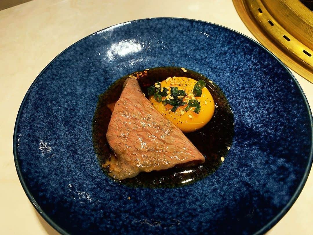 村田綾さんのインスタグラム写真 - (村田綾Instagram)「大宮駅東口にある、カウンター焼肉「牛之助」さん♪  美味し過ぎるお肉が１枚から注文できるから！ お一人様でも少人数でも、色んな部位が食べられて幸せ過ぎるお店♡  お肉が美味しいのは言うまでもないけど！ 雰囲気も凄く素敵です。  私のお気に入りは、A5サーロインの焼きしゃぶ！  何枚でも食べられちゃう♡  牛之助さんに行きたーい٩( ᐛ )و  #カウンター焼肉 #大宮駅東口 #牛之助 #焼肉 #A5ランク #飯テロ #日本 #日本食  #美味しいご飯 #外食 #エール飯 #Japan  #yakiniku #Japanesefood #foodstagram #food #埼玉 #女優 #タレント #モデル #司会 #ユーチューブ #saitama #actress #talent #model #talk #mc #YouTube #likeforfollow」2月3日 4時18分 - murata_aya_official
