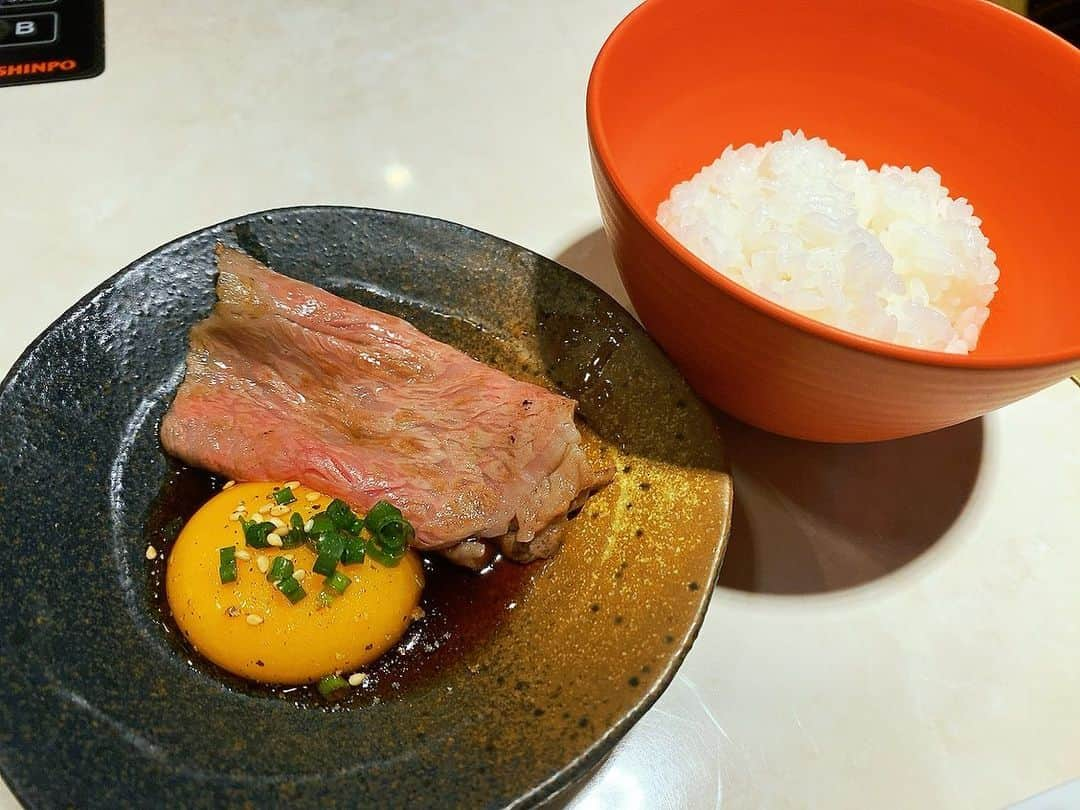 村田綾のインスタグラム：「大宮駅東口にある、カウンター焼肉「牛之助」さん♪  美味し過ぎるお肉が１枚から注文できるから！ お一人様でも少人数でも、色んな部位が食べられて幸せ過ぎるお店♡  お肉が美味しいのは言うまでもないけど！ 雰囲気も凄く素敵です。  私のお気に入りは、A5サーロインの焼きしゃぶ！  何枚でも食べられちゃう♡  牛之助さんに行きたーい٩( ᐛ )و  #カウンター焼肉 #大宮駅東口 #牛之助 #焼肉 #A5ランク #飯テロ #日本 #日本食  #美味しいご飯 #外食 #エール飯 #Japan  #yakiniku #Japanesefood #foodstagram #food #埼玉 #女優 #タレント #モデル #司会 #ユーチューブ #saitama #actress #talent #model #talk #mc #YouTube #likeforfollow」