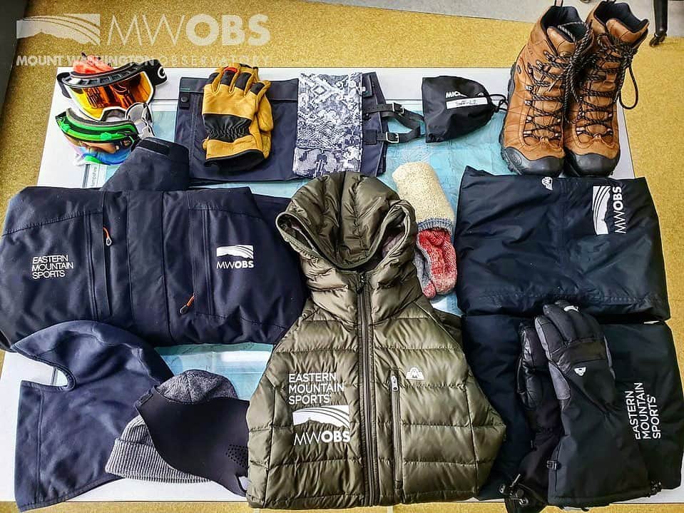オボズのインスタグラム：「Jay has staying warm down to a "science!" ❄️💨   Mount Washington is the highest peak in the Northeast allowing for little to no obstruction of winds as they reach the summit. Weather Observer/Meteorologist at @mwobs,  @dopplereffex, tells us more about preparing for the coldest temperatures and tips for packing on the layers. 🥾   Blog link in bio! 📷 @mwobs  . . . . #obozfootwear #truetothetrail #mountwashington #weather #meteorology #research #hiking #trekking #winter」