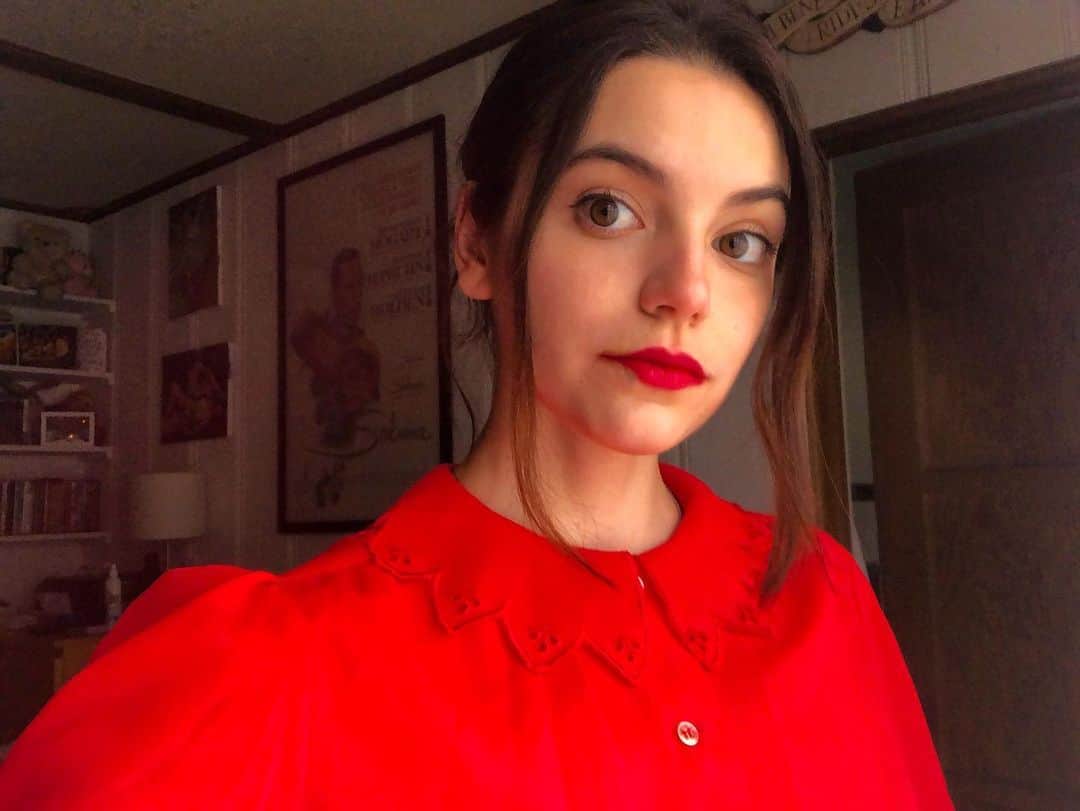 Francesca Realeのインスタグラム：「I had makeup on for exactly an hour of my day and I documented it. Seemed like such a rare sight to not look like a couch potato for once.」