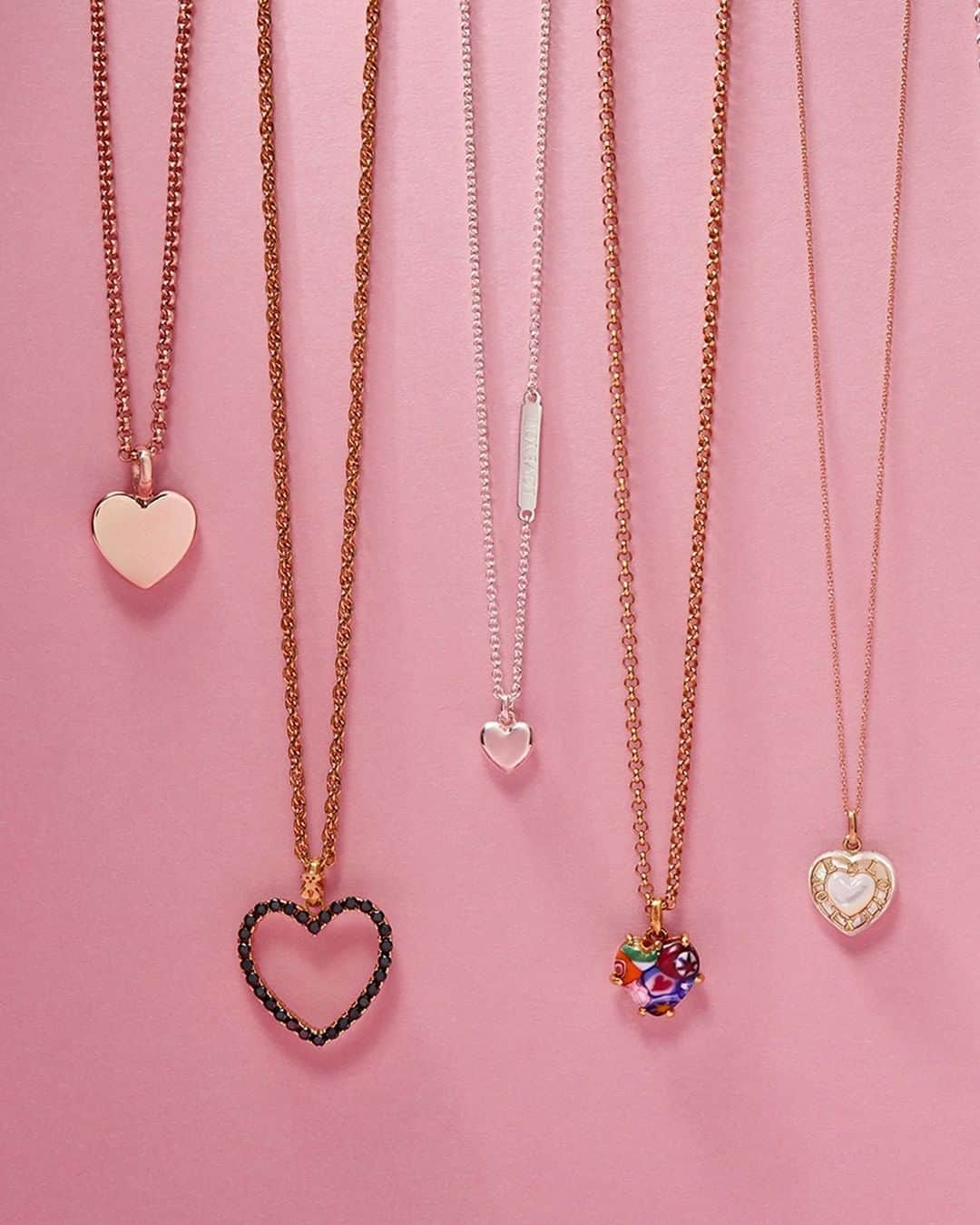 トウスのインスタグラム：「Design a Valentine's Day piece as unique as the person receiving it with our free engraving service! / Diseña una pieza de San Valentín tan única como la persona que la recibirá con nuestro servicio de grabado gratuito. #ColorsOfLove #TOUSJewelry #TOUSLovers」