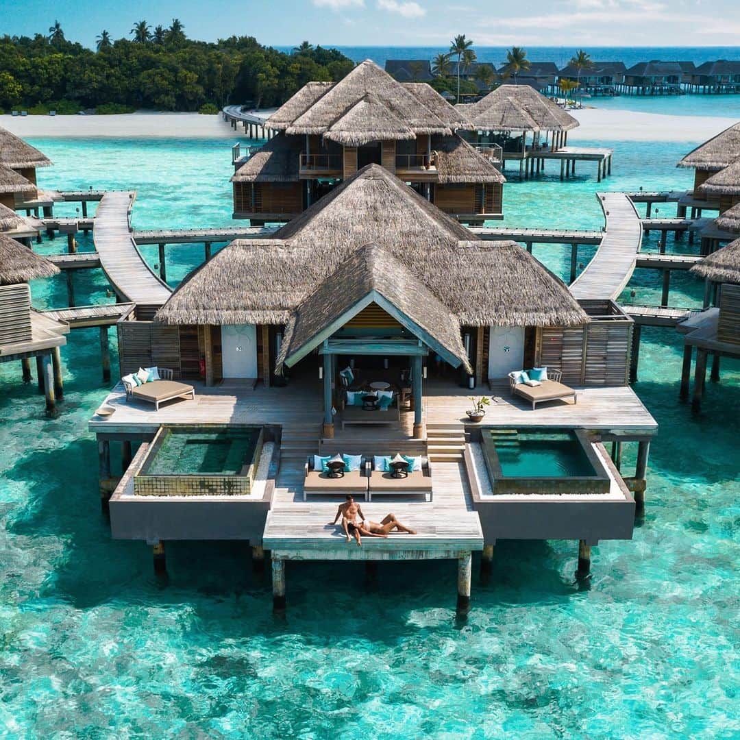 モルトンブラウンのインスタグラム：「Immerse yourself in rustic Maldivian charm at @vakkarumaldives and count on the team’s commitment to Vakkaru – the new unmatched philosophy that places the concept of care at the core of all that the resort offers. From sound healing at Merana Spa, nourishing dining experiences at globally inspired restaurants to an invigorating tennis session by Tipsarevic Luxury Tennis, every guest experience holds an unwavering, sincere sense of self-care. #DreamNowVisitLater #VakkaruMaldives」