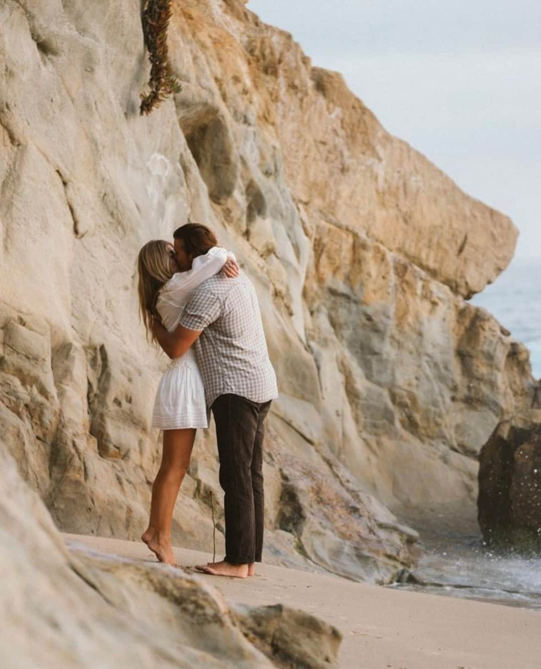 クレオベラのインスタグラム：「The month of love! So many of you have been getting engaged in your Cleobella and we just love seeing your photos. Keep sending them our way - we'd love to feature them this month ❤️」