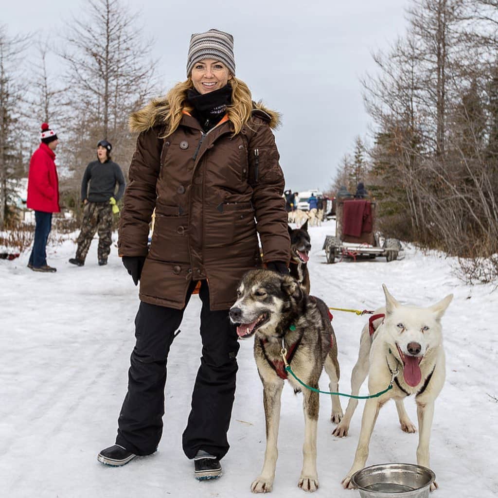 ジュリアナ・デヴァーのインスタグラム：「All this crazy snow in North America right now reminds me of my visit to the tundra.  DYK I’m a “certified” dog sledder (pic 4)? Thanks to Dave Daley over at @teamwapusk in Churchill, Manitoba!  Still probably only certified to PET sled dogs, but I’m OK with that.  If I lived in a winter wonderland, dogsledding would probably be my preferred mode of travel 👍🏼🐶. . If you ever make it to Churchill to see The polar bears, make sure to stop in at Dave’s place and do some dogsledding too.  Who’s in this snowstorm right now? How’re you doing?」