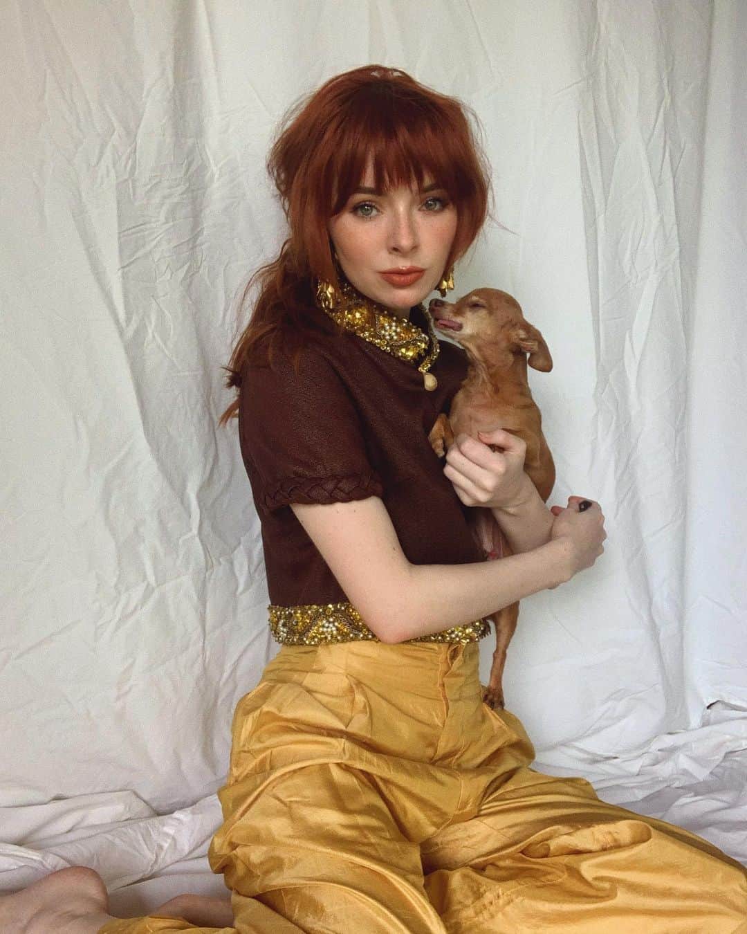 ジェーン・アルドリッジのインスタグラム：「Portrait with my old man chihuahua Jimmy 🥰 vintage Romeo Gigli pants from @mercyvintage !」