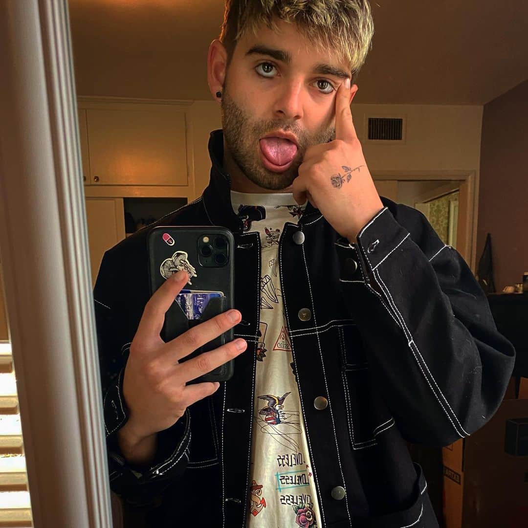 ジャック・グリフォーのインスタグラム：「🌹」