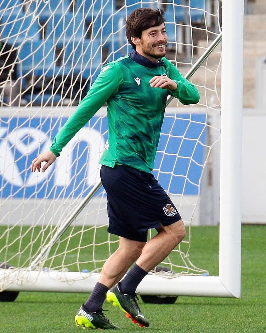 LFPさんのインスタグラム写真 - (LFPInstagram)「💙🔙🎩 The WIZARD @david21lva IS BACK!  💙🔙🎩 ¡El MAGO #Silva está DE VUELTA!  #RealSociedad #LaLiga #LaLigaSantander #Training #Football #YouHaveToLiveIt #HayQueVivirla」2月3日 4時59分 - laliga