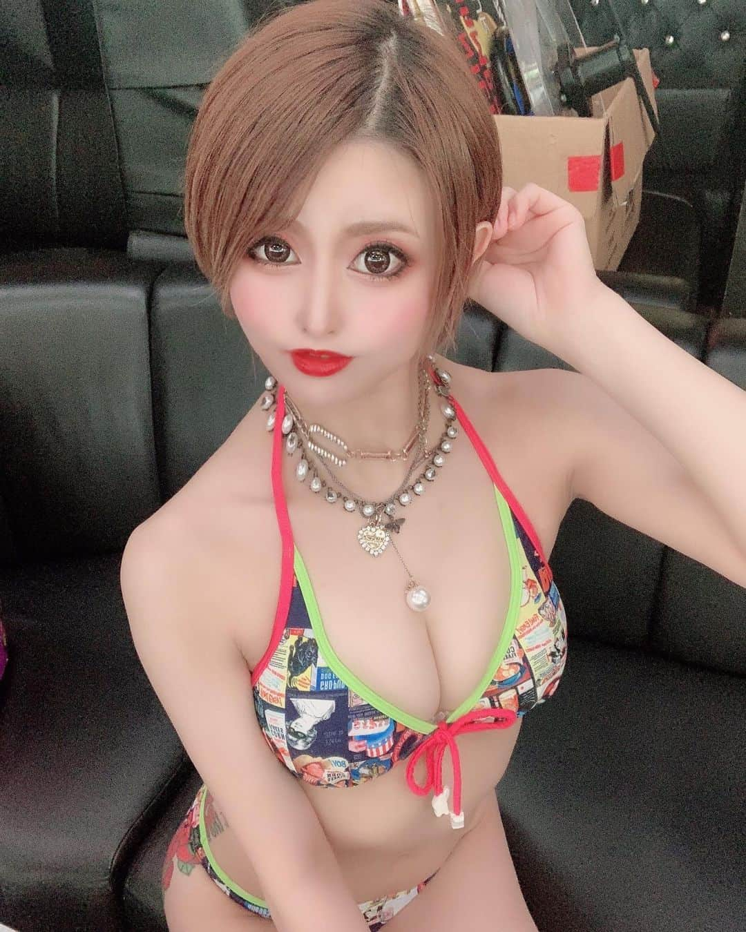 うららさんのインスタグラム写真 - (うららInstagram)「無観客LIVE配信見てくれた方、ありがとうございました❤ 今回はガラガラのビキニ👙✨ キティがくれたやつ🥰 沢山の遠隔rion、ドリンクもありがとう💋 うららポーズチェキは今日までみたいなのでGETして下さい🙇‍♀️(笑)  今日は私はお休みですが、18:20~20:00までお店営業してるので遊びに行ってね👯‍♂️🎶  . . . #バーレスク大阪 #バーレス東京 #burlesque #北新地 #showpub #うらら #dancer #singer #キャバ嬢 #ホスト #モデル #cute #ポールダンス #アイドル #ギャル  #パリピ #gogodancer #脚フェチ #ビキニギャル #エロ可愛い #可愛い #小悪魔 #インスタ映え #ふぉろーみー #いいね #エンタメ #ショートヘア #インスタライブ #水着 #コロナに負けるな」2月3日 4時59分 - urara_burlesque