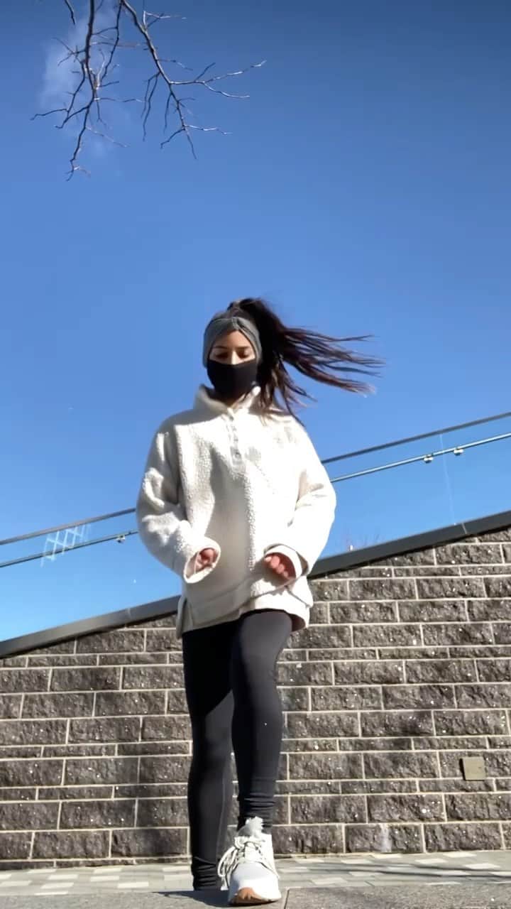 アリー・レイズマンのインスタグラム：「Some of my favorite leg exercises... I did some of these things when I was training (like the box jumps, except the box jumps were done on a much higher block & I would do a front tuck off or a back tuck off & I would try to stick the landings. It really helped with sticking landings on floor & beam dismounts). I sometimes still pretend I’m trying to stick the landing when I land a box jump outside just out of habit :)  Here I did 10 reps on each side. (The video has been sped up)  The slower these are done the harder it is.   If you want to see more things I do or did when I was training let me know & I’ll post more!  Workouts aren’t one size fits all. Do what ever feels right for you & take it one day at a time.」