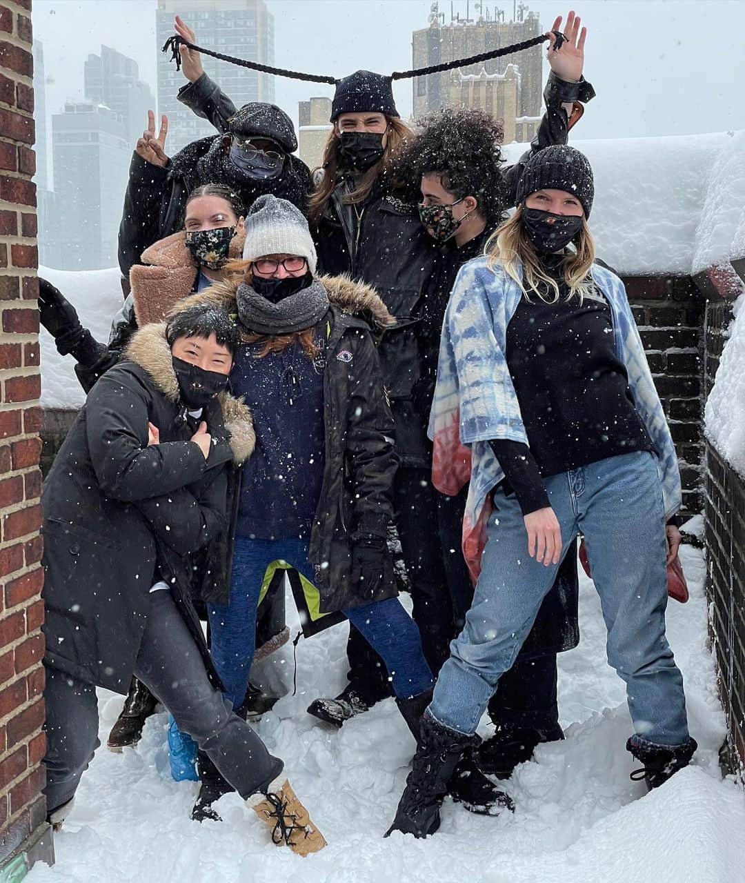 ニコールミラーのインスタグラム：「Taking a quick break to enjoy the snow! #NMteam」
