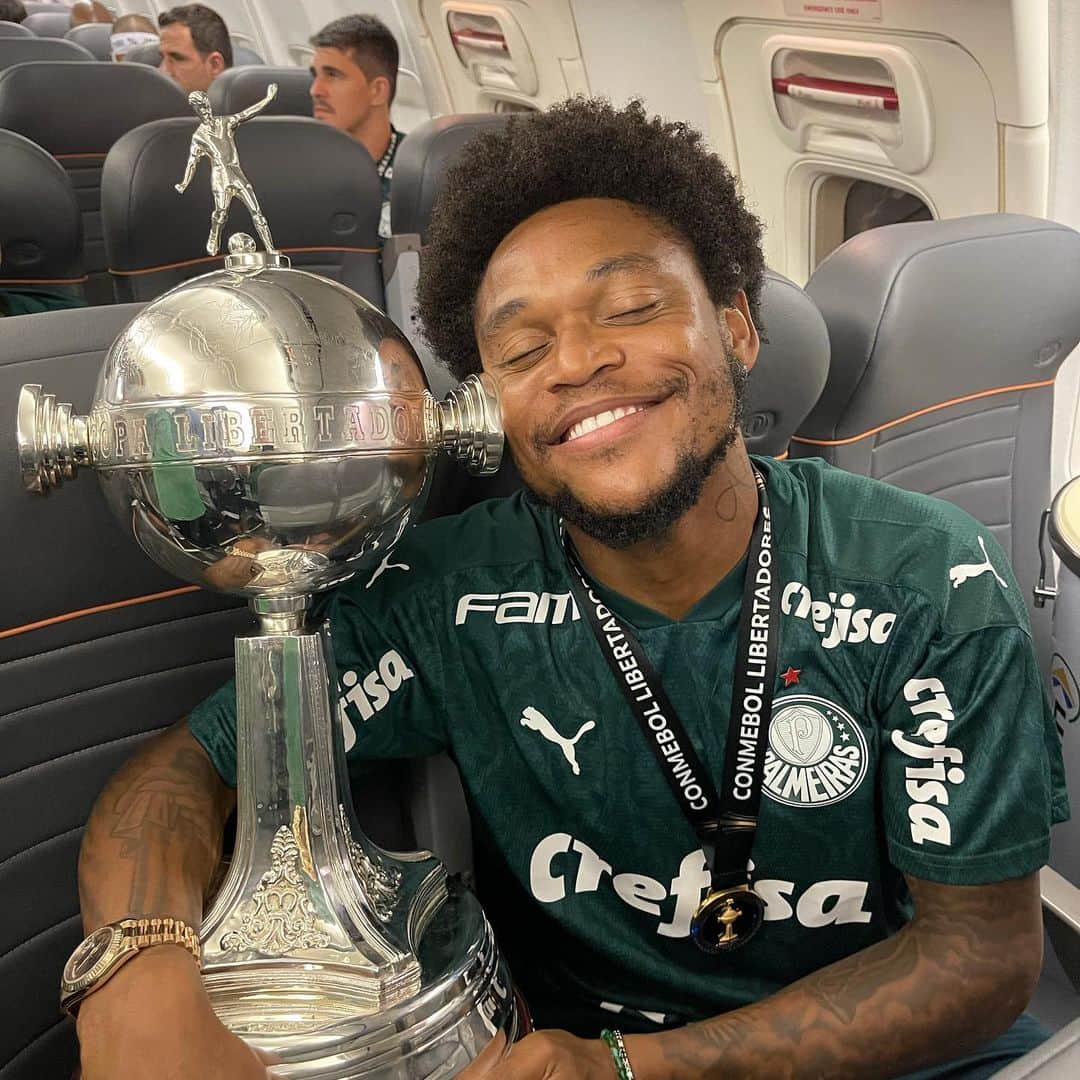 ルイス・アドリアーノのインスタグラム：「🐷🐽 🏆🥇」