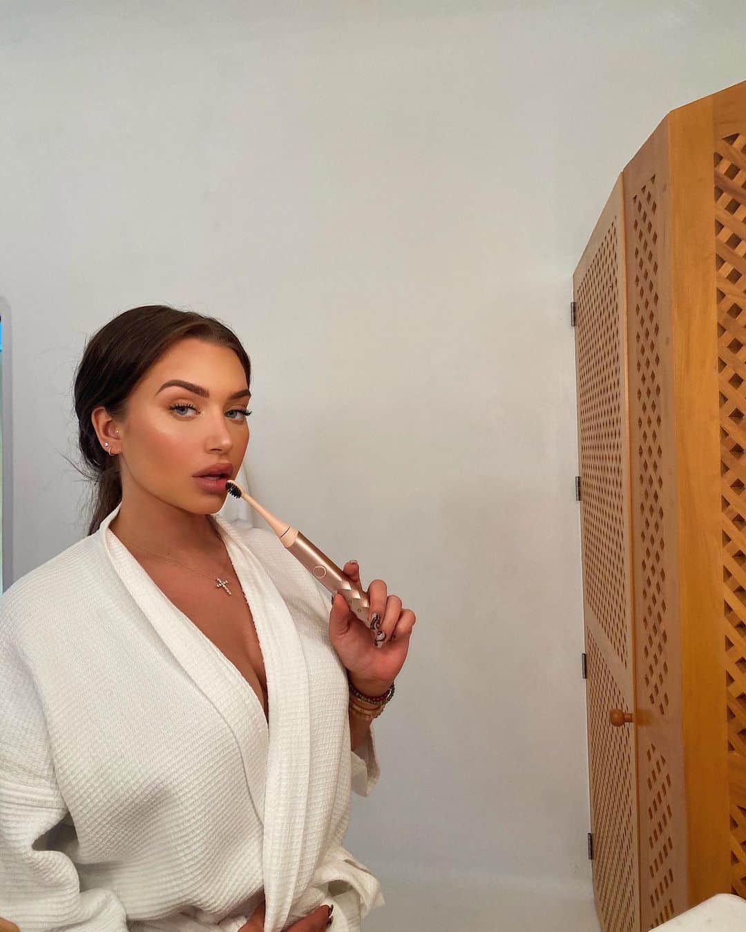 Anastasia Karanikolaouのインスタグラム：「first thing every morning @burstoralcare! keeps these pearly whites✨ use code STASSIE for some savings #brushburst」