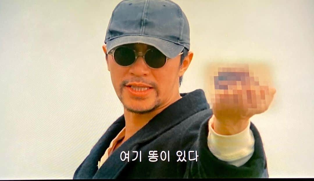 キム・ジフンのインスタグラム：「_  #주성치 영화를 제대로 느껴보고 싶은 분들에게 추천하는 영화  물론 소림축구나 쿵푸허슬 같은 흥행작들도 좋지만, 요즘엔 짤로도 많이 돌아다니는 주성치 영화의 진짜 매력을 느끼기엔 부족하다는 생각이 들어서... 그리고 최근 연기보단 연출에 주력하면서 그의 존재를 잘 모르는사람이 많아지는것 같아 안타까운 마음에...  10대 초반서부터 지금까지 그의 오랜 팬이자 인생에 많은 부분에 그의 영향을 받은 주성치키드 로서, 비교적 난이도 높은 영화들은 제외하고 주성치에 입덕할수 있는 테크트리를 소상히 소개하겠음.    1 도성 시리즈 총 세편인데, 한국에선 제목들이 제멋대로 나와서 찾아보기 매우 햇갈릴수 있는데, #도성 -> #도협 -> #도협2 (상해탄도성)  순서로 보면됨. 개인적으로 도협 같은 경우엔 유덕화의 등장으로 당시 홍콩영화 특유의 액션 비중이 쓸데없이 높아지면서 좀 지루해질수 있기 때문에 바쁘면 도협은 스킵해도 됨.  그리고 당시 영화들이 도성 도신 도협 등등 비슷한 제목이 많고, 특히 도협 같은 경우에 국내개봉시 유덕화의 출연 때문인지 지존무상3 라는 제목으로 나왔기 때문에 혼란을 야기하지만, 어쨋던 저 순서만 기억하고 보면됨.  주성치식 코메디의 시작이 도성이라는 영화이기 때문에, 특유의 정서와 센스를 이해하고 받아들이기 위해선 꼭 이 시리즈를 먼저 봐야함. 30년 전 영화라는걸 염두에 두고 기대치를 조금 낮추고 본다면 소소하게 큰 재미를 느낄수 있음.   2 서유기 시리즈 ( #월광보합 -> #선리기연 ) 두편으로 구성된 , 서유기의 탈을 쓰고 코메디로 시작하여 눈물 찔끔나는 멜로로 마무리 짓는 영화. 많은 사람들이 주성치 영화중 최고로 뽑는 영화! 조악한 분장과 씨지 개연성 등으로 인해 호불호가 갈릴수 있겠지만, 이미 도성 시리즈로 예방접종을 하고와서 조악한 부분들에 대한 면역이 생겼기 때문에, 특유의 개그코드와 감성코드에 좀더 집중할수 있는 힘이 생겼을 것임. 바지에 붙은 불을 끄는 장면에서 눈물 쏙 빠지게 웃을수 있었다면 당신은 벌써 입덕완료.   3 #희극지왕 (1999년) 21살에 이 영화를 봤을땐, ‘주성치영화 치곤 덜 웃긴데?’ 라고 감흥없이 봤던 영화인데... 인생경험 많이쌓고 다시보니 단숨에 주성치 영화 베스트5 안으로 치고 올라온 영화...  감히, 인생은아름다워 급의 영화라 말하고 싶음(팬심반영)  4 #파괴지왕 (1994) 뭔가 일본만화에서 많이 본듯한, 로맨스와 격투와 코믹이 혼재하는 캠퍼스물로서 개인적으로 가장 애정하는 주성치 영화.   이 순서대로만 본다면 아마 또다른 주성치 영화를 찾아서 보고 있는 자신을 발견할수 있을 것임.  이때 주의할 점은, 추천 작품 이외에는 어느정도 이상의 팬심이 생겨나기 전엔 견디기 힘들만큼 조악하고 유치한 작품들도 꽤 있으니 유념하길.    서양에 찰리채플린이 있다면, 동양엔 주성치가 있다!」