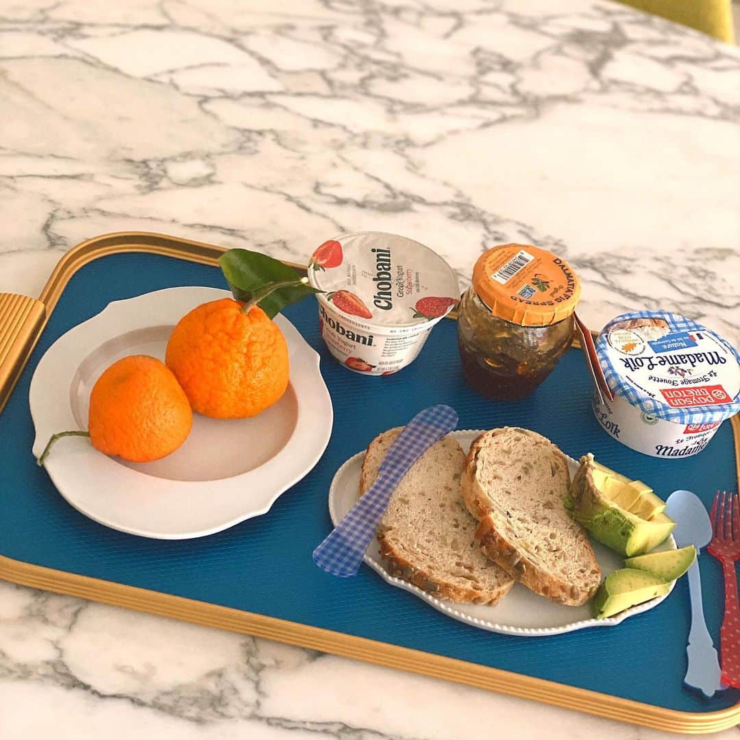 パク・ウンジのインスタグラム：「Good morning 🍊🥑🍓🥯」