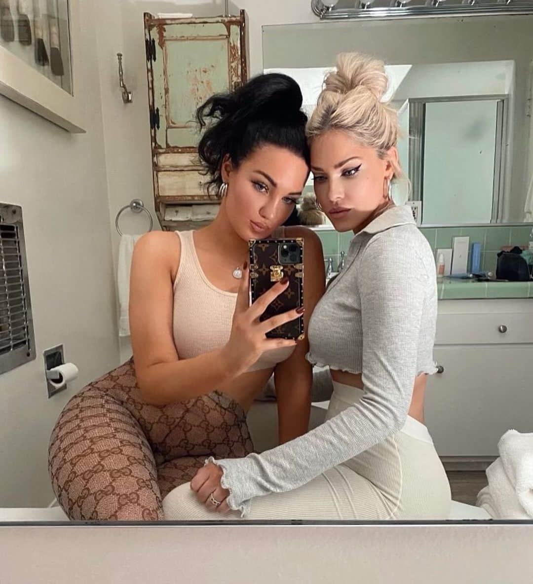 Olivia Piersonさんのインスタグラム写真 - (Olivia PiersonInstagram)「HAPPY BIRTHDAY TO MY BESTIE FO LIFE @nataliehalcro 🥂🎂🎉  I hope you have the best birthday! I appreciate you & your friendship so much! You are beautiful inside & out! A gorgeous, talented queen & most of all a wonderful mother! 🥰  Love you beyond words Jack!  XOX #weensforlife #jacksquared」2月3日 5時12分 - oliviapierson