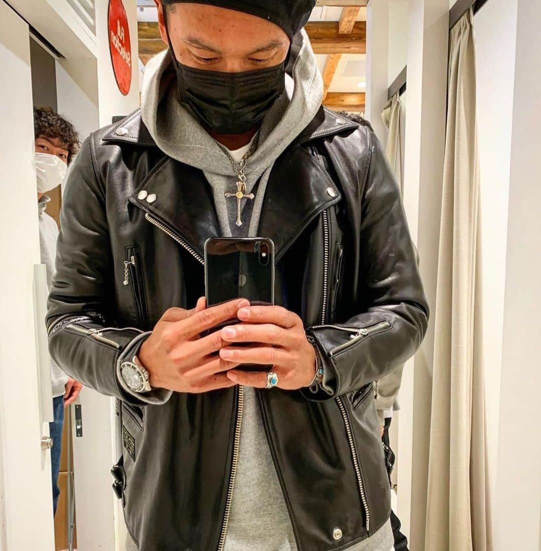 denham_japanさんのインスタグラム写真 - (denham_japanInstagram)「BIKER TOKYO NIGHT﻿ BLACK﻿ ¥159,500(税込)﻿ ﻿ 60年代のブリティッシュライダースジャケットからインスピレーションを受け、現代的なフィットに仕上げてます。﻿ ラムレザーを使用し、ベジタブルタンニング仕上げ。そのため使い込んだ際の艶感や色味の変化を楽しむことができます。さらに丈夫で柔らかいのも特徴です。﻿ ディティールのこだわりにも目が離せません！ ﻿ #denham #denhamjapan #denhamthejeanmaker #denimfashion #leatherjacket #bikerjacket #lambleather #vegitabletanning #fashion #デンハム #デンハムジャパン #デンハムザジーンメーカー #デニムファッション #バイカージャケット #レザージャケット #ラムレザー #ベジタブルタンニング #ファッション」2月3日 5時13分 - denham_japan_by_aki_negishi