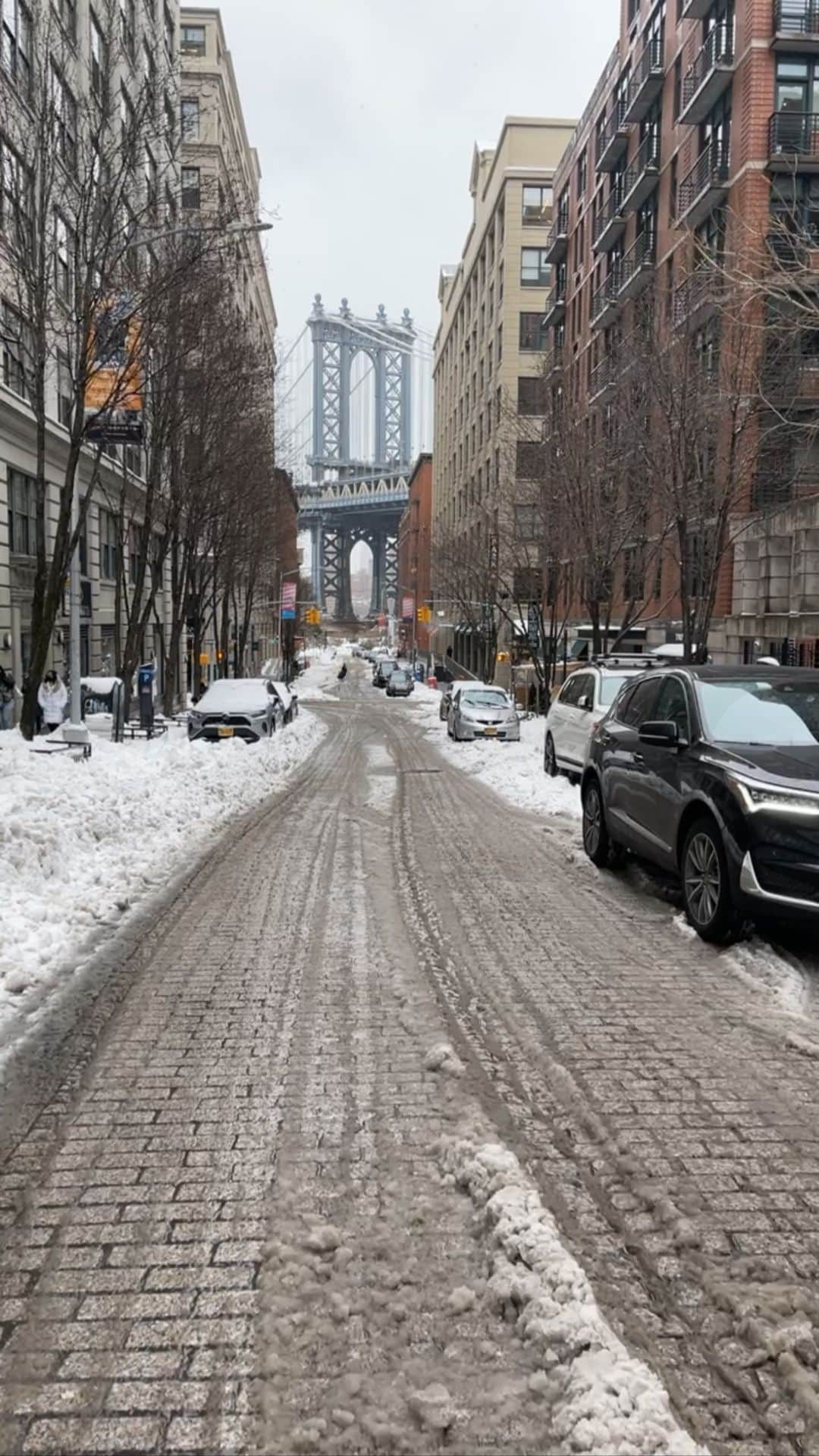 New Yorkのインスタグラム：「Still snowing in New York」