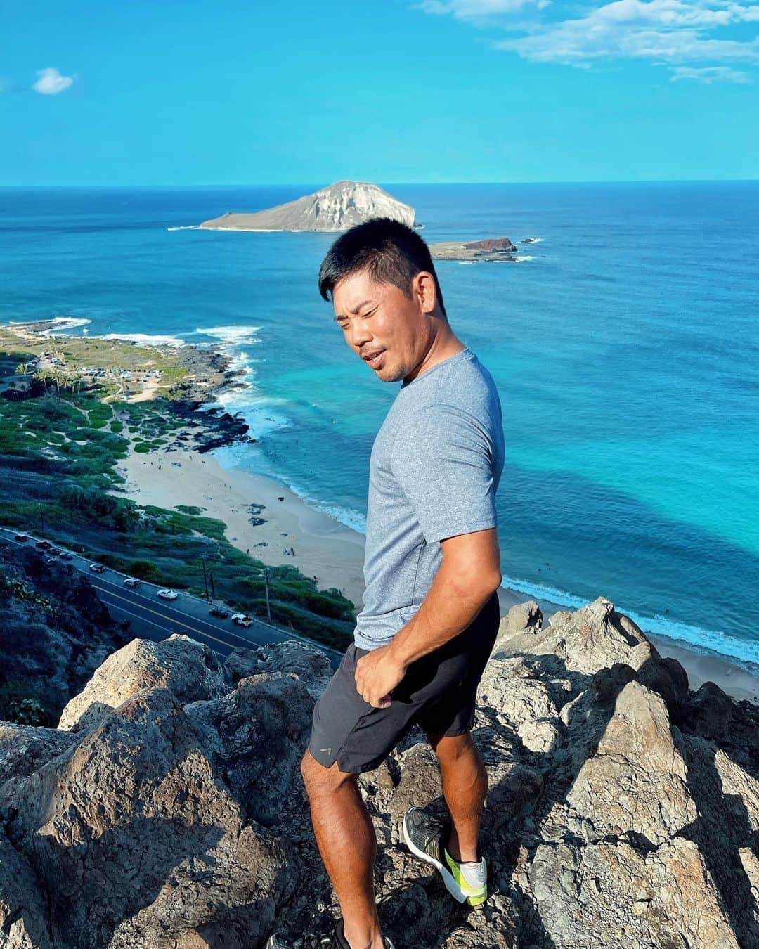 タッド・フジカワのインスタグラム：「I know my face looks funny, but I have a serious question...IS "BUTTCHEEKS" ONE WORD? OR SHOULD I SPREAD THEM APART?🤔🍑🤪😂🤣🤣  • •  #candid #hike #outdoors #nature #professional #golfer #golf #athlete #asian #life #love #home #hawaii #oahu #travel #adventure #pride #visibility #inspiration #gay #instagay #gayguy #gayboy #inclusion #lgbtq #advocate #activist #instagram #influencer」