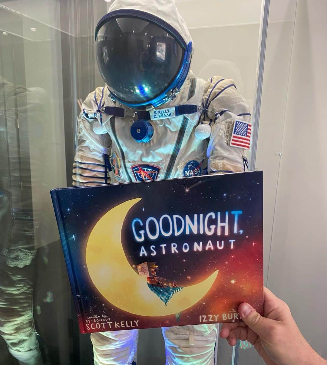 スコット・ケリーのインスタグラム：「Get suited up, kids. We are go for launch! ✨    When I was in space, I sent a goodnight wish every night to all back on Earth.   Now on Earth, I’m excited to share a goodnight story in my new kid’s book I hope will inspire the littles to dream big & reach the stars!  Order your copy of  #GoodnightAstronaut today! ✨ (link in bio) 🚀」