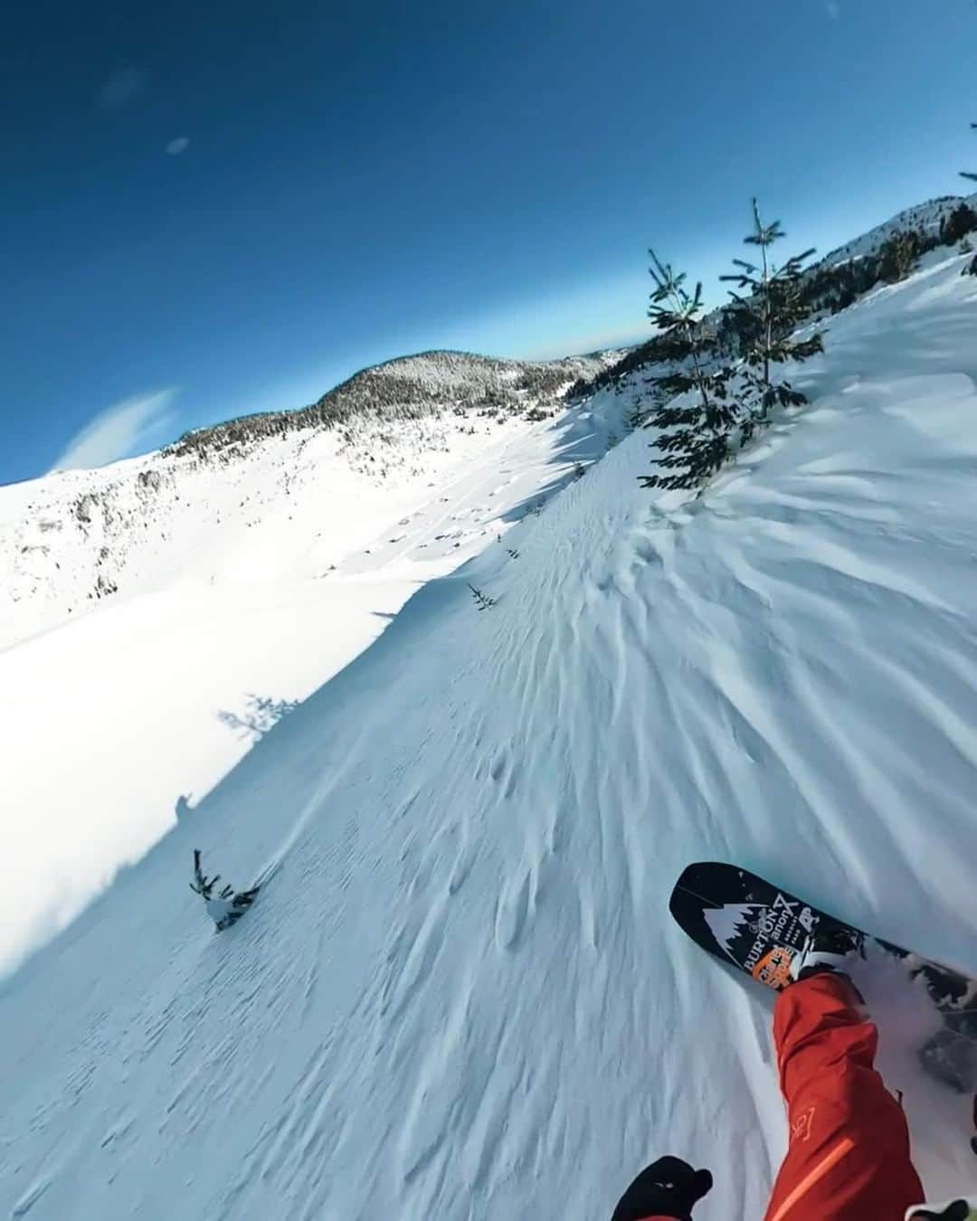 アナログクロージングのインスタグラム：「Adding Kosovo to our Snowboarding bucketlist locations 📍 🎥: @grilo」