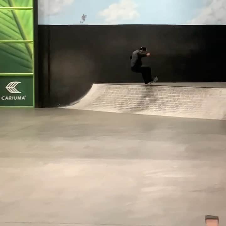 ケビン・ホーフラーのインスタグラム：「HeelFlip was 🚀 by @AnaPaulaNegrao #SkateboardingIsFun @berrics」