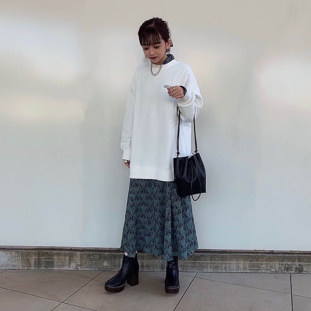 ペリエ千葉さんのインスタグラム写真 - (ペリエ千葉Instagram)「【ストリート2/ジーナシス】 . . ジーナシスの新作をご紹介✨ . 柄が目を惹くワンピースに今の時期ならウラケを合わせることで長く着回しができます◎あえて長めのウラケを重ねることでおしゃれさがアップします‼︎ . ジーナシスでは新作アイテムが多数入荷しております📢✨今から春本番まで着れるアイテムも多数！！スタッフ一同お待ちしております💓 . . model▶︎▶︎ @_miikn #ガラカラーフレアワンピース_js/¥9,000+tax #チャリティバックフォトウラケプルオーバー_js/¥6,000+tax #フェイクレザーキンチャクショルダー_js/¥5,500+tax . . . #ペリエ千葉#ペリエ#ジーナシス#jeanasis#関東#ジーナスタッフスタイリング#カジュアル#春コーデ#ペリエDS」2月3日 10時58分 - perie_chiba
