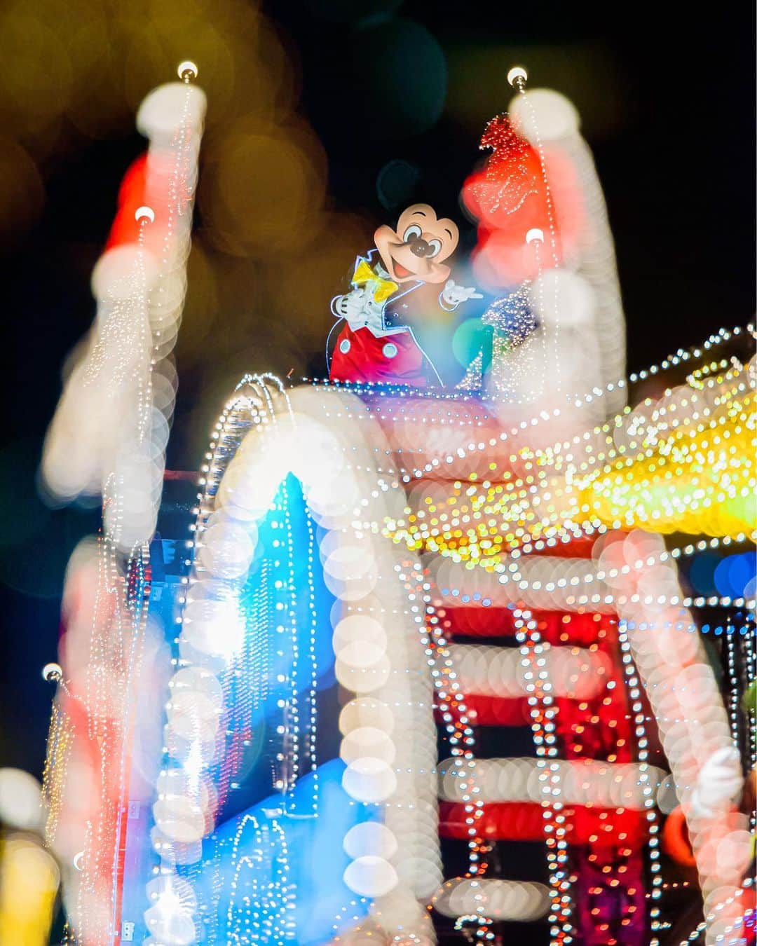 Kahoさんのインスタグラム写真 - (KahoInstagram)「. . . 一昨日ストーリーに ディズニーに行きたくなる病の道ずれにする🥰 って動画を載せたら  見事に道連れにされました😭 とか 行きたくなった責任とってください😂✨ とか いつでも見返せるようにしてほしい🥺  ってコメントをたくさん頂いたので 投稿にも載せておきます☺️💓笑  エレクトリカルパレード 、恋しいね😭😭✨  #tokyodisneyland #tokyodisneyresort #disney #disneyland #disneyparade #tokyodisneylandelectricalparadedreamlights ##tokyodisneylandelectricalparade #disneylandjapan #disneylandtokyo #disneyjapan #disneytokyo #mickey #mickeymouse #electricalparade #dreamlight #dreamlights #electricalparadedreamlights #エレクトリカルパレード  #エレクトリカルパレードドリームライツ #ライツ #eパレ #ディズニー動画 #ディズニーパレード動画 #ディズニーパレード #燕尾くん」2月3日 10時51分 - kah05disney