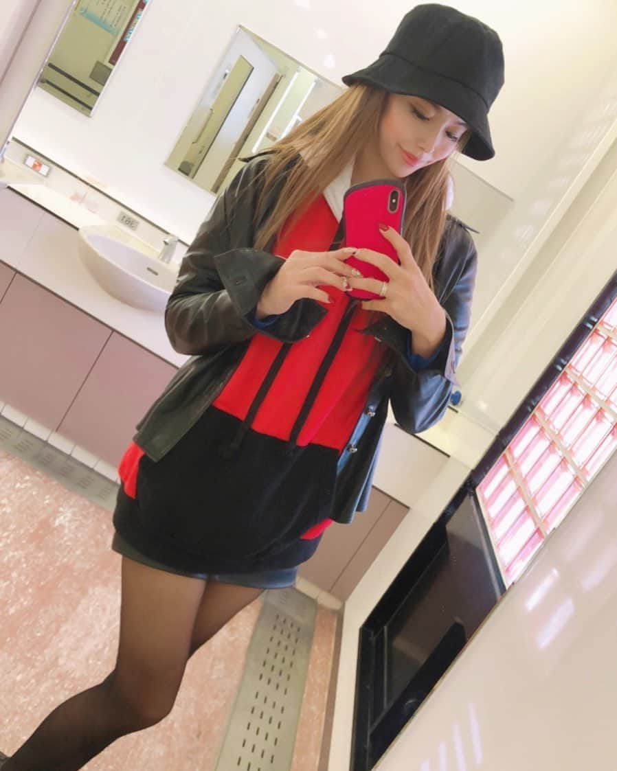 姫咲りさのインスタグラム：「クロムのパーカーとライダースかわいい✞✟♥️ 写真だと全然伝わらん笑 久しぶりの私服投稿🤢  #クロムハーツ #chromehearts #パーカーコーデ  #バケットハット   #nagoya #錦3 #キャバ嬢 #シャンパン #ダンサー #tiktok #錦華 #姫咲りさ  #instagram #l4likes #l4 #follow4like  #followｍe」